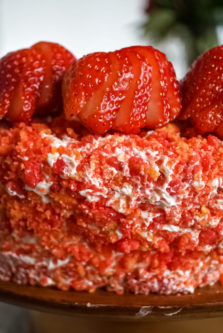 Strawberry Crunch Cake with Cheesecake (Easy)