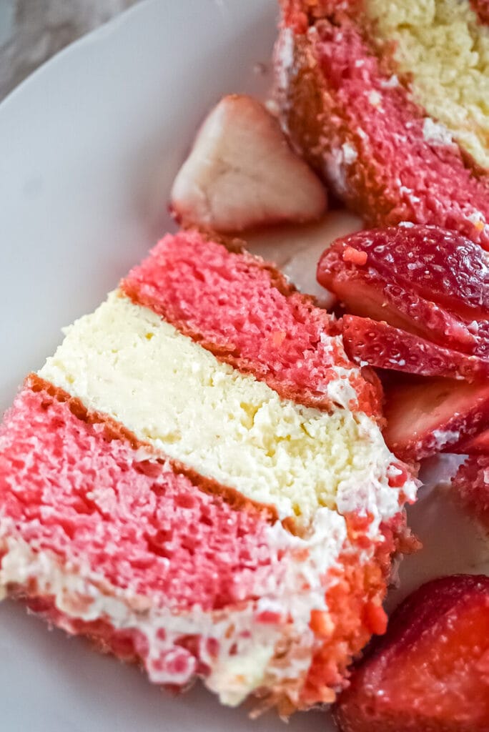 Strawberry crumble cake